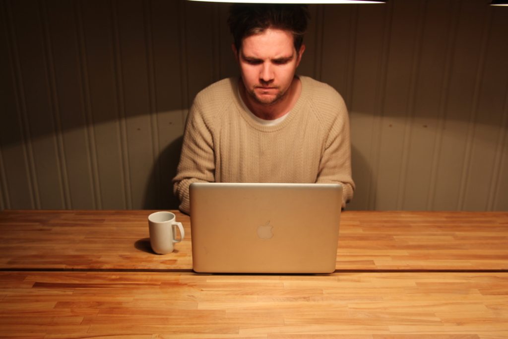 Her et et bilde av CV-nerden som jobber på en laptop