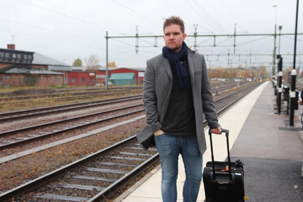 Bilde av CV-nerden med koffet på togstasjon som skal intervjue arbeidsgivere